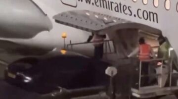 Bugatti wordt ingeladen op Emirates-vlucht