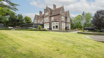 Mansion met Ferrari