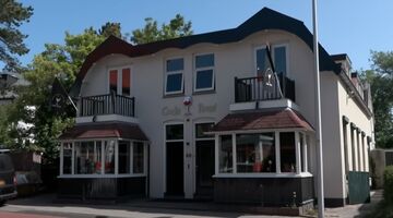 De buitekant van pension Code Rosé van de familie Meiland in Noordwijk