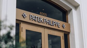 Het Patek Philippe-logo op de voorkant van een boetiek