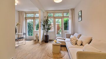 De woonkamer van de benedenwoning van Daley Blind in Amsterdam
