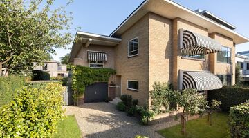Het buitenaanzicht van de villa van Romee Strijd, die toebehoorde aan Chazia Mourali