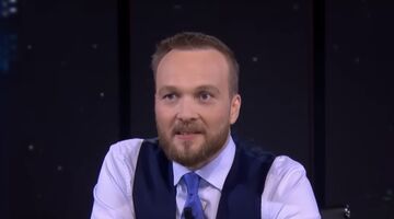 Arjen Lubach presenteert het programma De Avondshow