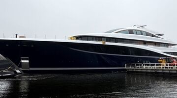 Het nieuwe superjacht 'Project 714', van miljardair Lawrence Stroll, vaart door de wateren van Zuid-Holland