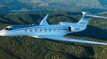 Een Gulfstream-privéjet die door de lucht vliegt