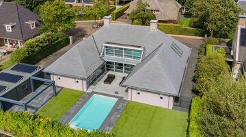 Het bovenaanzicht van de villa in Noordwijk met zwembad