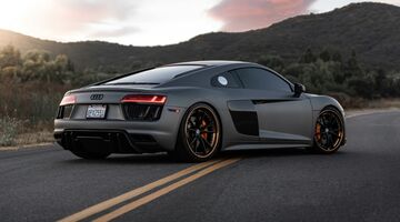 Een Audi R8, dwars geparkeerd over een weg