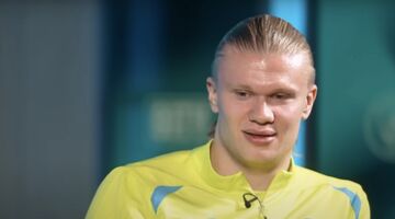Manchester City-spits Erling Haaland, die onlangs een Bugatti kocht, tijdens een interview bij zijn voetbalclub