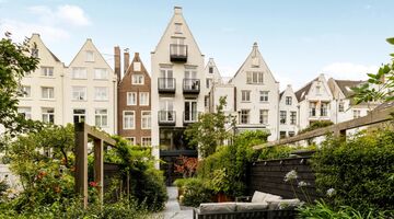 De achtertuin van het te koop staande grachtenpand aan de Keizersgracht in Amsterdam