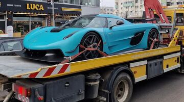 De Koenigsegg Jesko Absolut van Andrew Tate op een bergingswagen