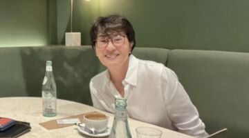Marina Budiman aan tafel tijdens een interview