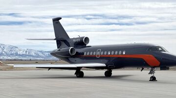 De te koop staande oude privéjet van Max Verstappen, geparkeerd op een luchthaven
