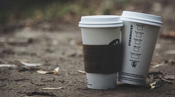Twee koffiebekers van Starbucks