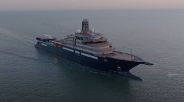 Het superjacht REV Ocean is onderweg naar Vlissingen