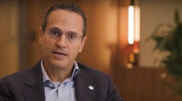 De topman van Shell, Wael Sawan, tijdens een interview