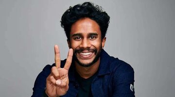 Multimiljonair Vinay Hiremath poseert met een peace-teken