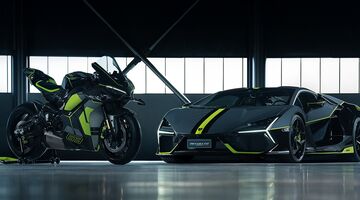 De nieuwe motorfiets van Ducati, geïnspireerd op de ernaast geparkeerde Lamborghini Revuelto