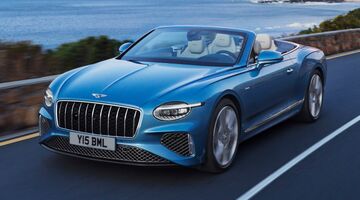 De nieuwe, elektrische Bentley Continental GT rijdt langs het water