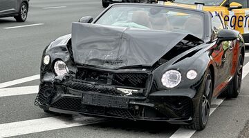 De desbetreffende gecrashte Bentley op de A1, waar de schade niet van wordt vergoed door de verzekering