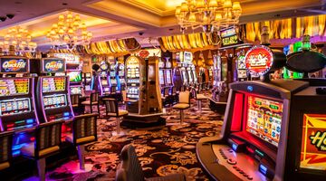 Een casino met allemaal gokapparaten