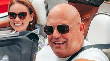 De CEO van Koenigsegg, Christian von Koenigsegg, in een cabrio