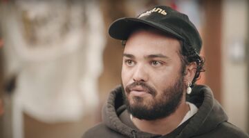 De Nederlandse modeontwerper Duran Lantink tijdens een interview