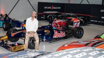 YouTuber WhistlinDiesel terwijl hij op de Toro Rosso Formule 1-auto zit