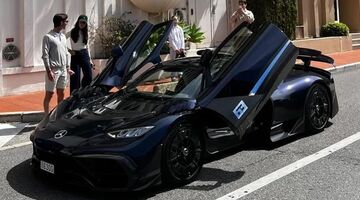 Formule 1-coureur George Russell staat o het punt zijn gloednieuwe Mercedes-AMG One in te stappen