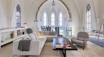 De woonkamer in de kerkwoning van Erik Hallers in Utrecht