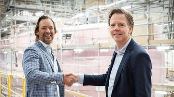 Laurens Last en Niels Vaessen geven elkaar een hand tijdens de overname van Heesen Yachts