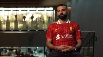 Mohamed Salah wordt door zijn club Liverpool geïnterviewd nadat hij net een nieuw contract heeft getekend met een Richard Mille-horloge om de pols