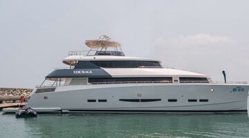 De Nazarov 80 Power Catamaran ”Courage” die geveild wordt door Bright Auctions ligt stil in een Thaise haven