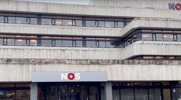 Een vooraanzicht van het NOS-gebouw in Hilversum