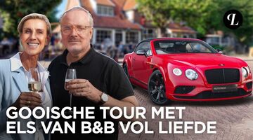 Floris Wyers en Els poseren met een glas champagne voor een rode Bentley