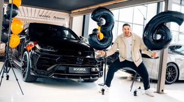 Rico Verhoeven poseert blij bij zijn nieuwe Lamborghini Urus met ballonnen met het cijfer 36 eromheen