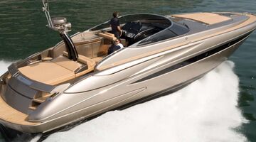 Het motorjacht Riva Rivale 52 waar de tandarts uit Bergen op vaarde