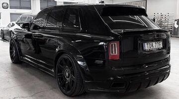 De achterkant van de Rolls-Royce Cullinan van Jon Olsson