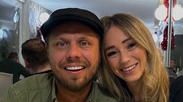 Sonny Lorenzo maakt een selfie met zijn verloofde