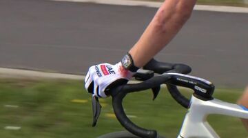 Tadej Pogačar rijdt met een door een Richard Mille-horloge veroorzaakte verwonding tijdens de wielerklassieker Parijs-Roubaix