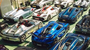 De auto's van Koenigsegg op het dek van de veerboot