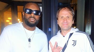 De Franse rapper Maître Gims poseert met een bekende