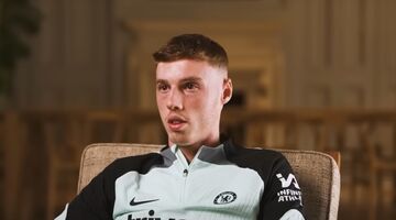 Cole Palmer tijdens een interview met zijn voetbalclub Chelsea