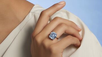De zeldzame blauwe diamant leverde € 19 miljoen op bij een veiling van Sotheby's