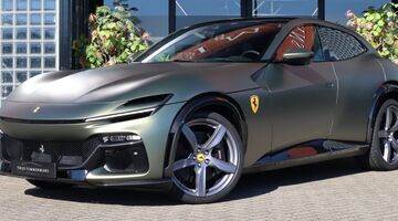 De matgroene Ferrari Purosangue wordt aangeboden bij een Nederlandse dealer