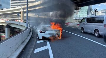 De witte Ferrari van een Japanse muziekproducer gaat in vlammen op
