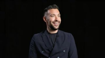 Francesco Farioli tijdens een interview met zijn club Ajax