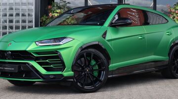 Een felgroene Lamborghini Urus staat voor € 234.950 in de etalage