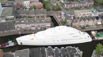 Het Feadship-superjacht 716 vaart door Alphen aan den Rijn