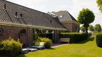 De miljoenenvilla aan de Amsterdamse Ouderkerkerdijk heeft de A2 praktisch in de achtertuin