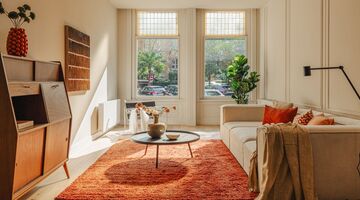 De living in het dubbele benedenhuis van Frank Rijkaard
